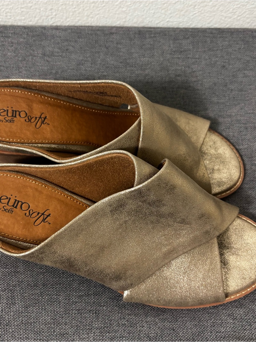 EuroSoft by Sofft Cidney Light Taupe Crossover Slip-On Mules size 8.5 - Picture 3 of 10